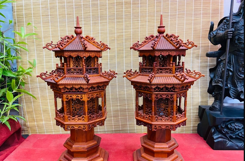 Cặp đèn thờ gỗ hương hình tháp.png